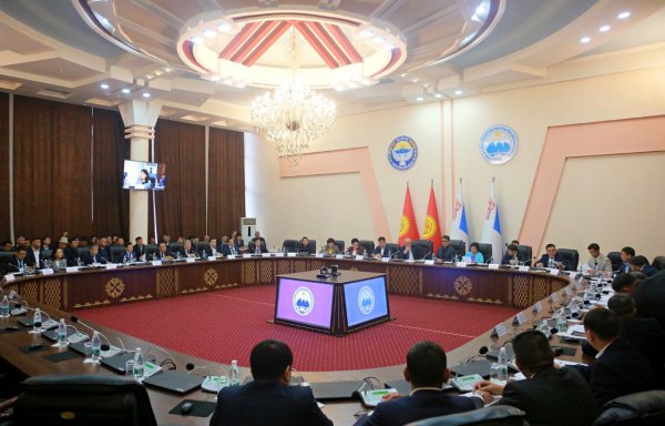 Бүгүн, Ош шаардык Кеңешинин жыйындар залында   Кыргыз Республикасынын Жогорку Кеңешинин Бюджет, экономикалык жана фискалдык саясат боюнча комитетинин көчмө жыйыны болуп өттү