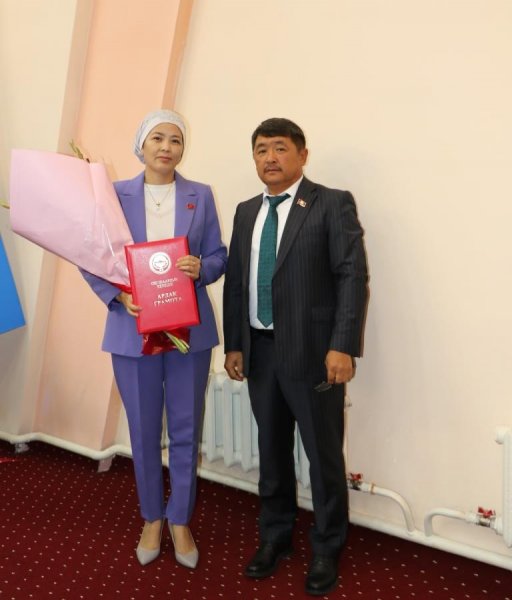Ош шаардык кеңешинин депутаты Нуркыз Кадырбек кызы диссертациялык ишин ийгиликтүү коргоду